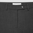 Nærbilde av linningen og knappelukningen på de elastiske, mørkegrå Women GO2 Pants Straight Dark Grey Melange.