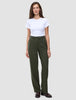 En kvinne har på seg en hvit T-skjorte og Women GO2 Pants Straight Dusty Olive med rett snitt.
