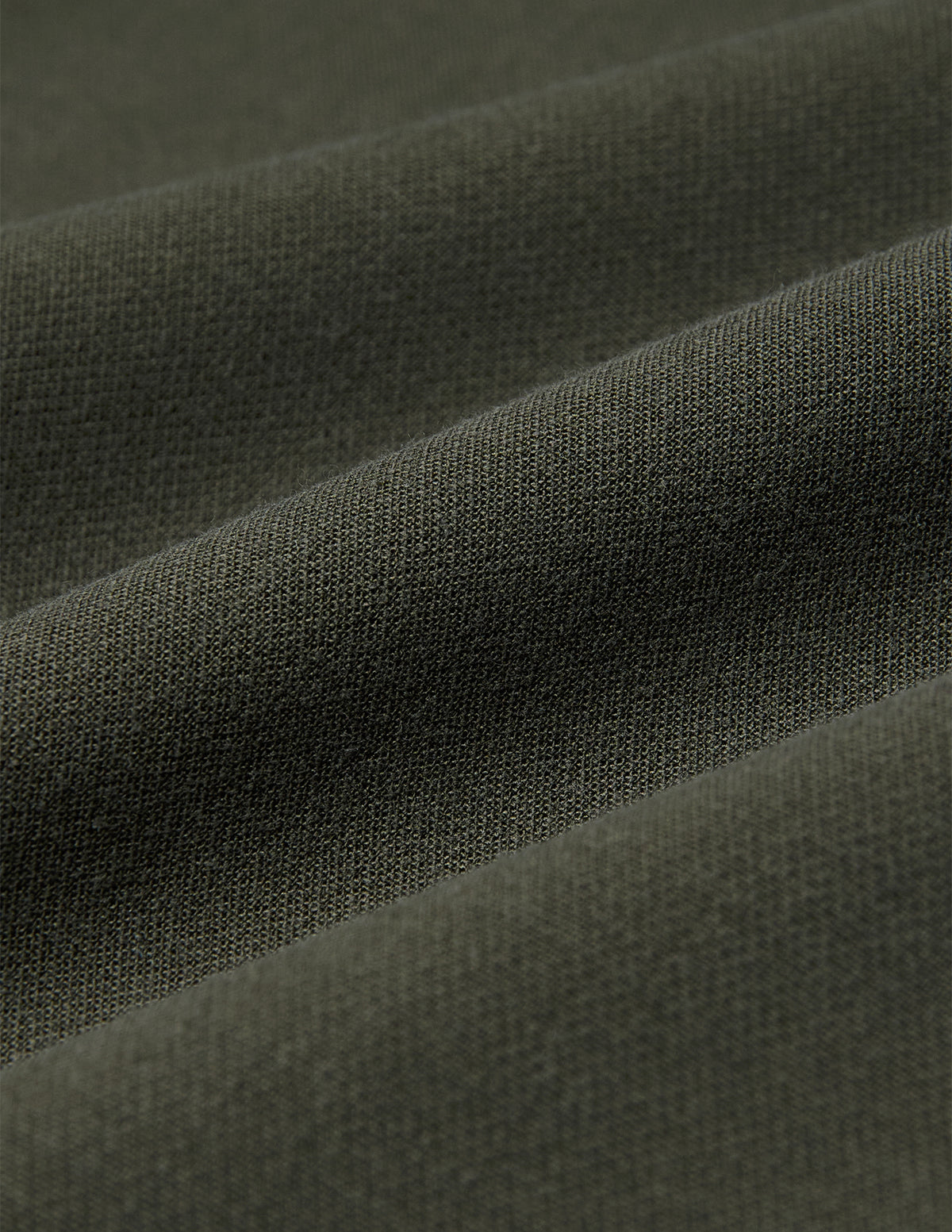 Nærbilde av det olivengrønne, elastiske stoffet Women GO2 Pants Straight Dusty Olive med folder.