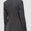 Baksiden av en Women Nara Blazer Fitted Black Check med et svart-hvitt mikrorutemønster.