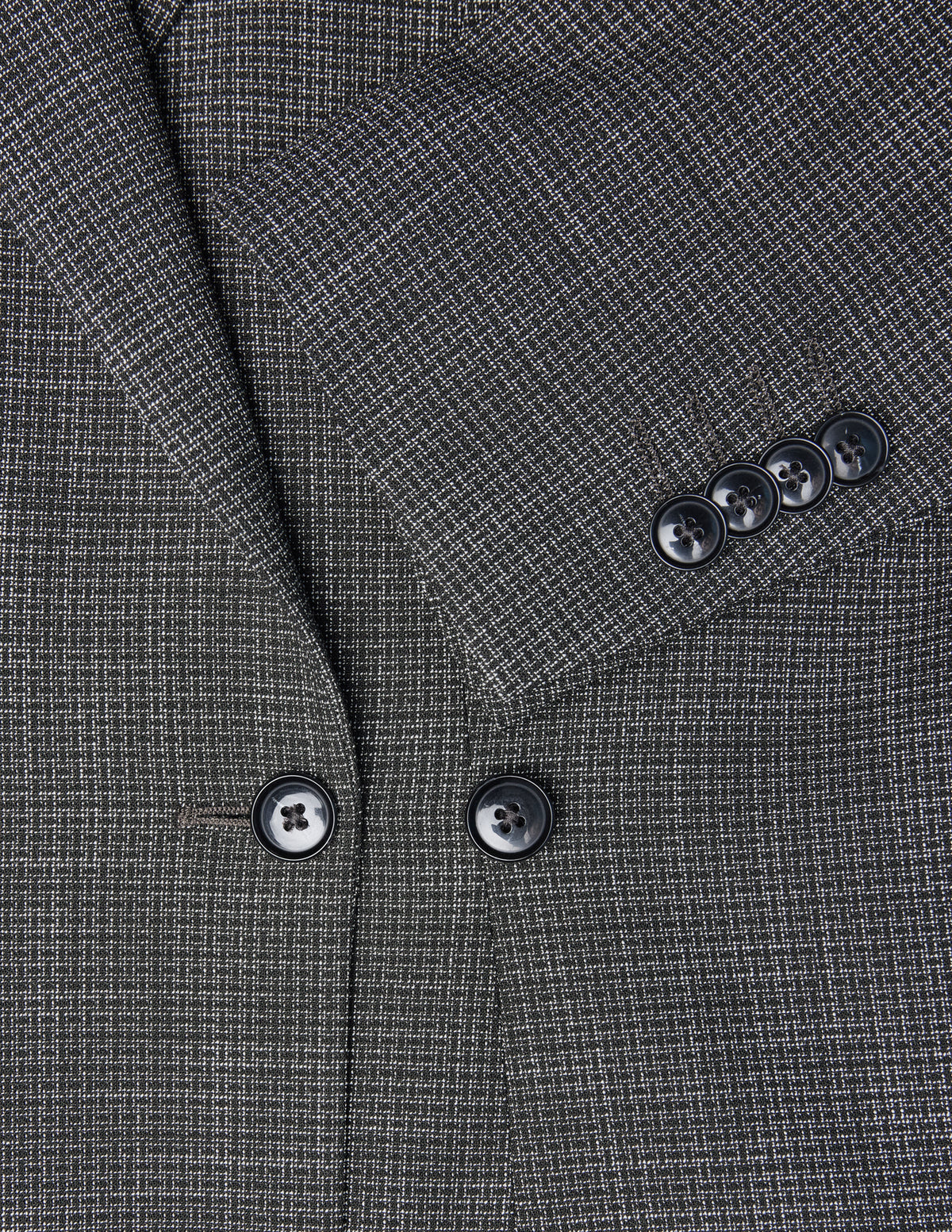 Nærbilde av en Women Nara Blazer Fitted Black Check i svart-hvitt rutemønster med svarte knapper.