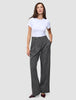 En kvinne har på seg en ensfarget hvit T-skjorte og bukser av modellen Women Nara Pants Wide Black Check.