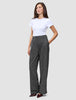 En kvinne iført en hvit T-skjorte og Women Nara Pants Wide Black Check med mørkegrått rutemønster.