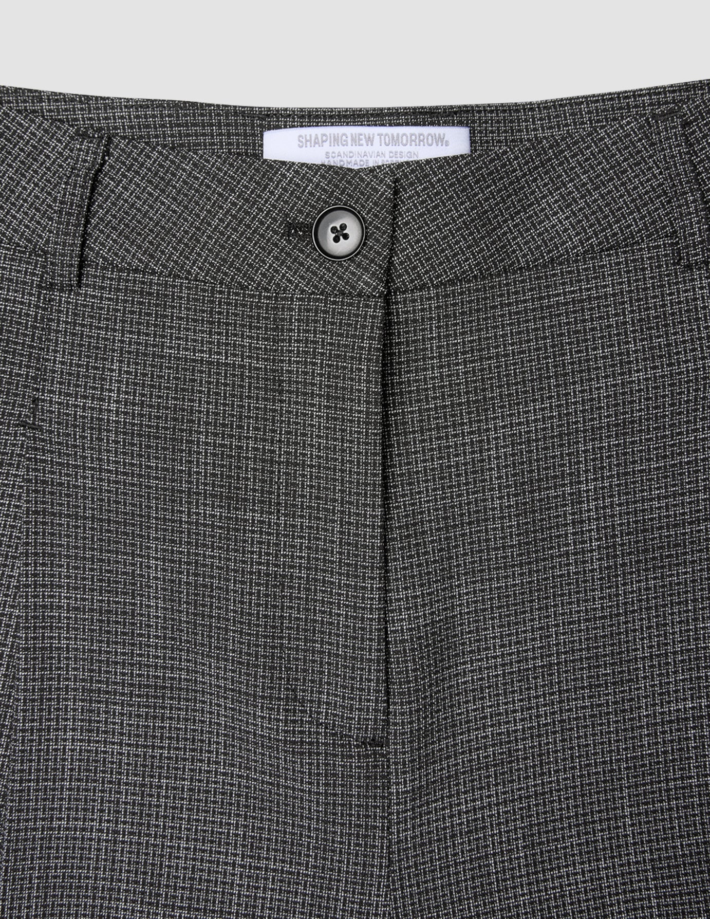 Nærbilde av linningen og knappelukningen på Women Nara Pants Wide Black Check med svart-hvitt rutemønster.