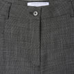 Nærbilde av linningen og knappelukningen på Women Nara Pants Wide Black Check med svart-hvitt rutemønster.