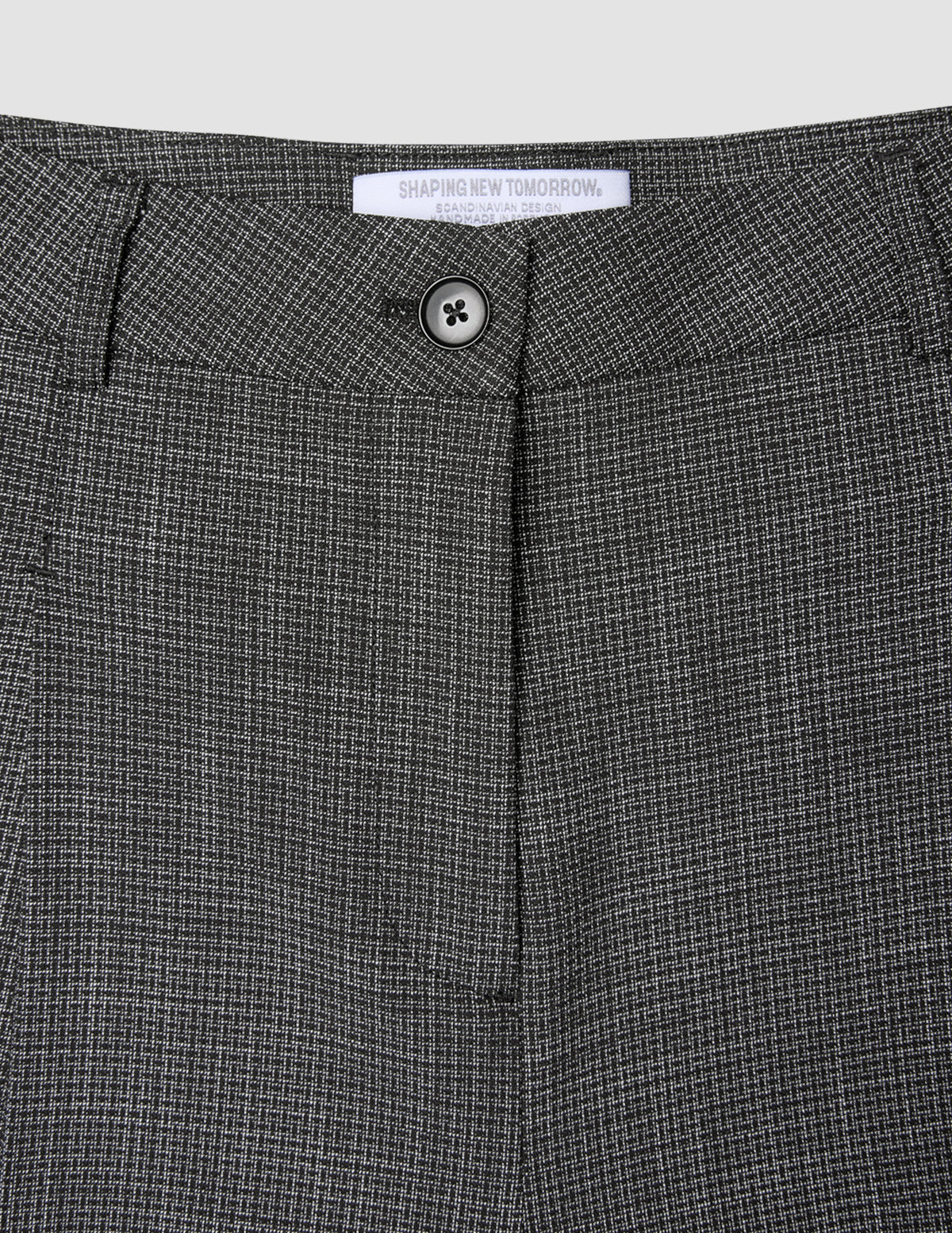 Nærbilde av linningen og knappelukningen på Women Nara Pants Wide Black Check med svart-hvitt rutemønster.