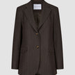 Kvinneblazer Serene i vanlig passform, Walnut Herringbone, i brunt med smale striper, to knapper foran og lommer med klaff.