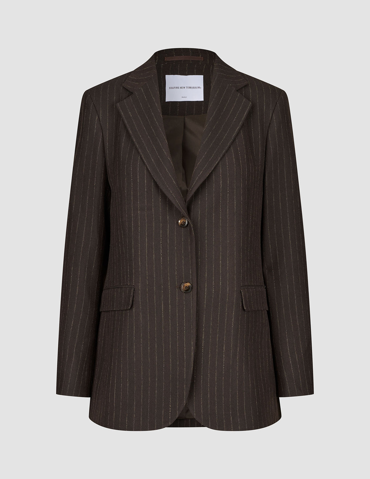 Kvinneblazer Serene i vanlig passform, Walnut Herringbone, i brunt med smale striper, to knapper foran og lommer med klaff.