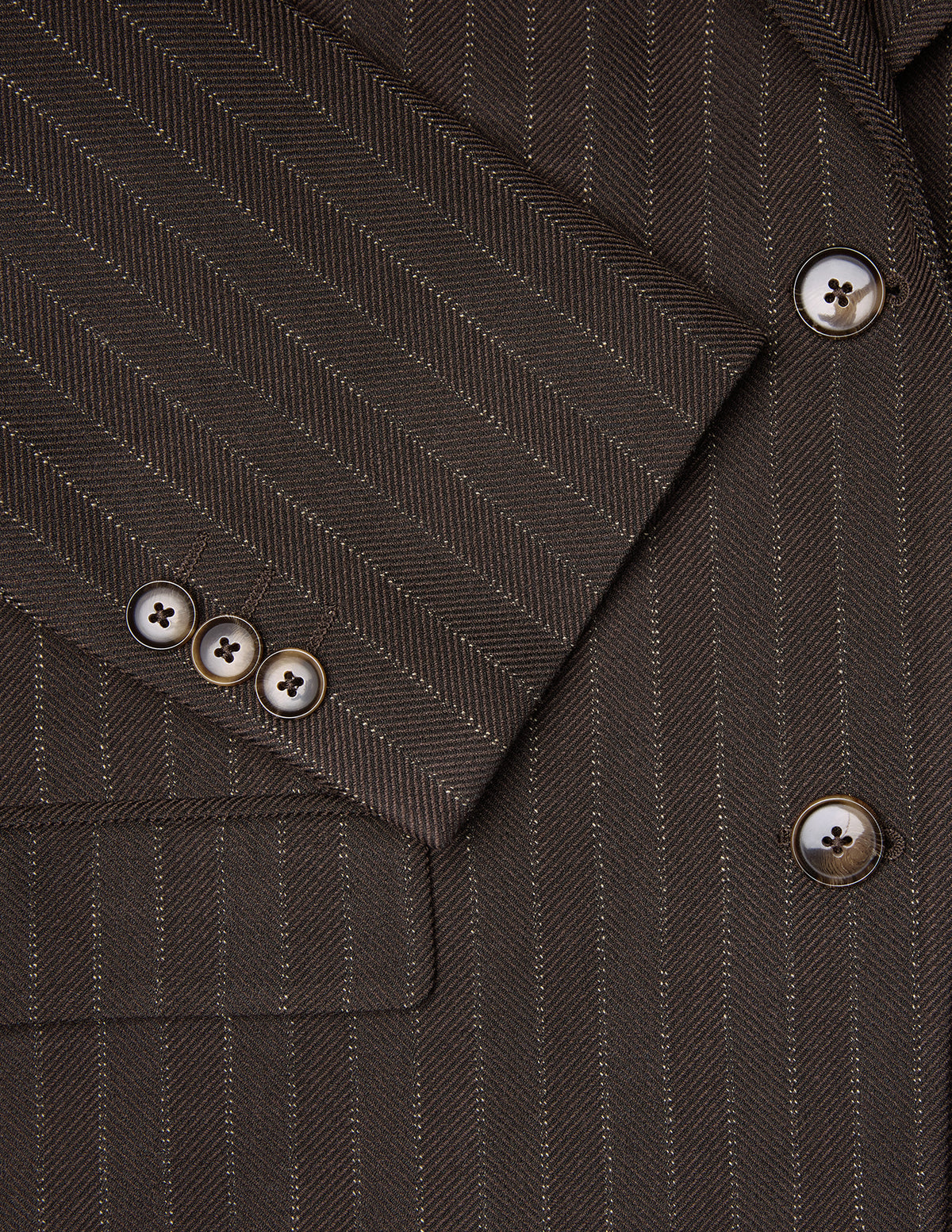 Kvinneblazer Serene i vanlig passform, Walnut Herringbone – i brunt fiskebeinmønster med vertikale nålestriper og mansjetter med fire knapper.