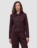 En kvinne iført en Women Serene Short Jacket Berry Pinstripe, med et minimalistisk design og knappelukking.