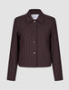 Kort jakke for kvinner, Serene, i fargen Berry Pinstripe: en jakke med knapper, krage og minimalistisk design.