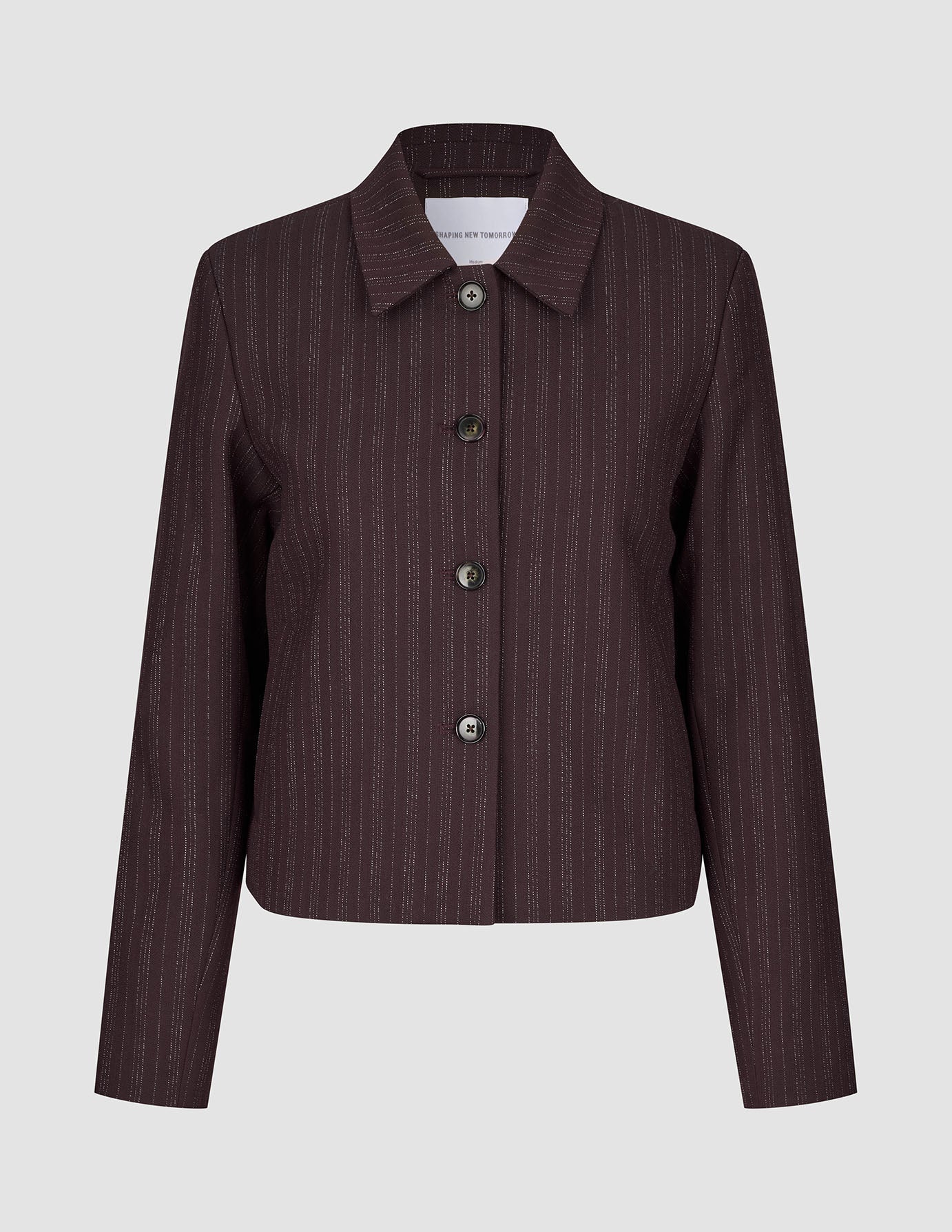 Kort jakke for kvinner, Serene, i fargen Berry Pinstripe: en jakke med knapper, krage og minimalistisk design.