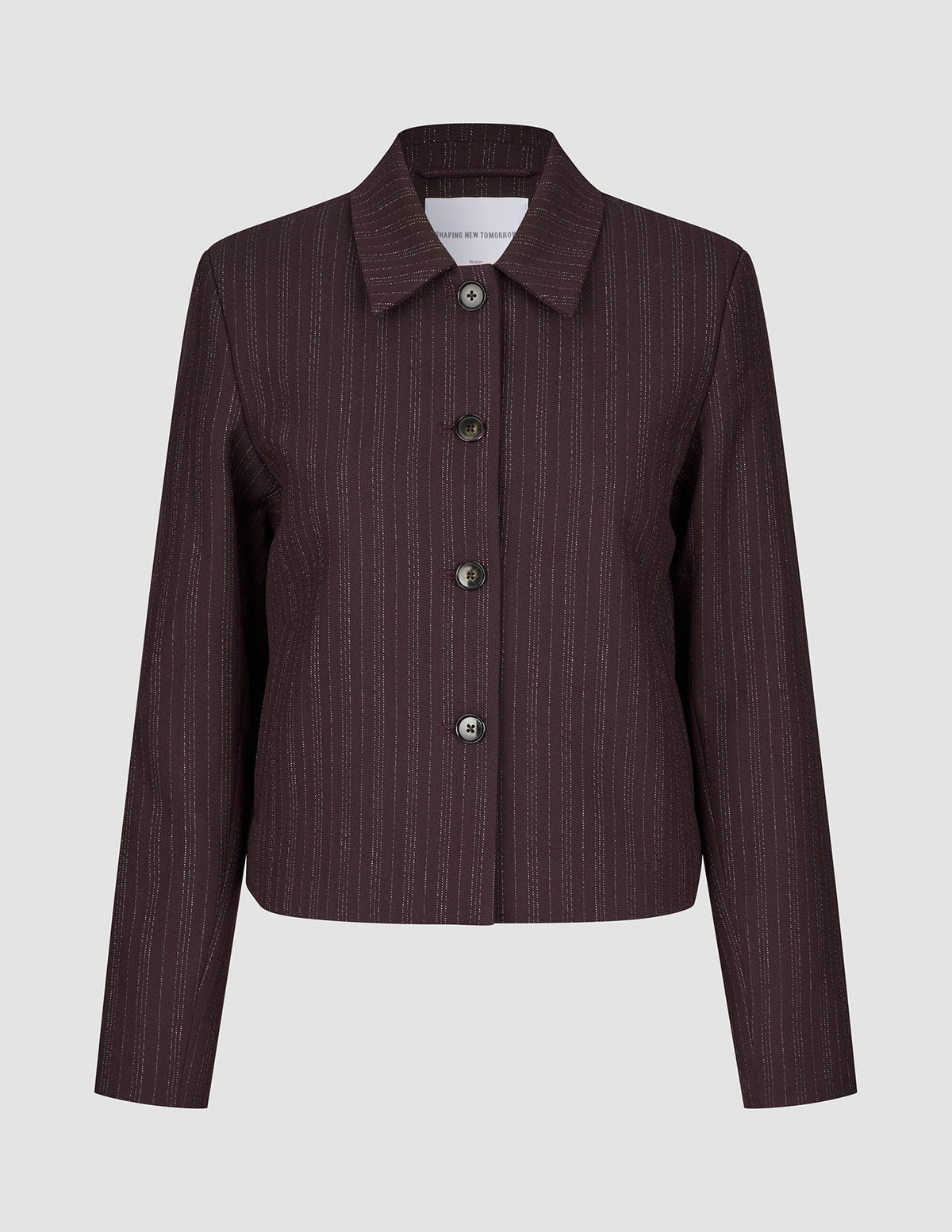 Kort jakke for kvinner, Serene, i fargen Berry Pinstripe: en jakke med knapper, krage og minimalistisk design.