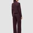 En person sett bakfra, kledd i en Women Serene Short Jacket Berry Pinstripe med matchende bukser med vide ben.